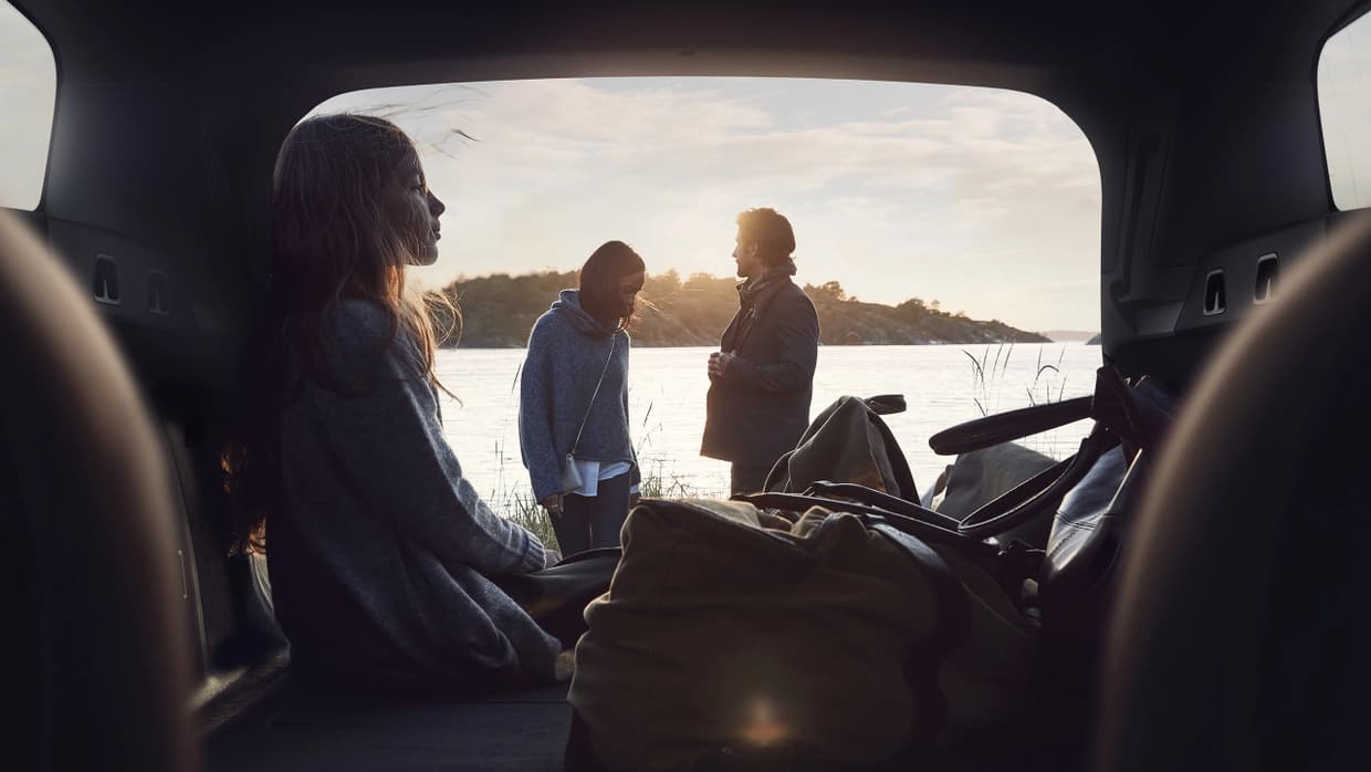 Criança sentada no banco traseiro de um Volvo estacionado Criança sentada no banco traseiro de um Volvo estacionado