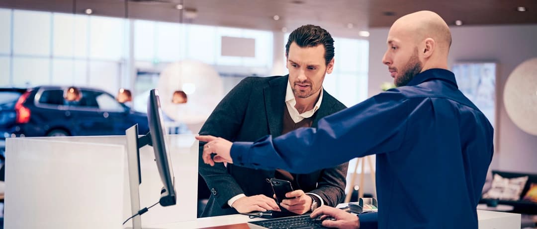 Pessoa planejando suas revisões na Volvo Pessoa planejando suas revisões na Volvo